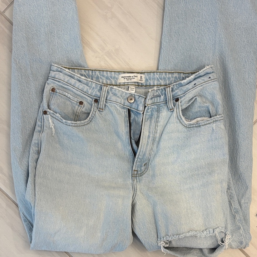 Abercrombie Light 90’s Relaxed Curve Love Women's Jeans with Thigh Rip